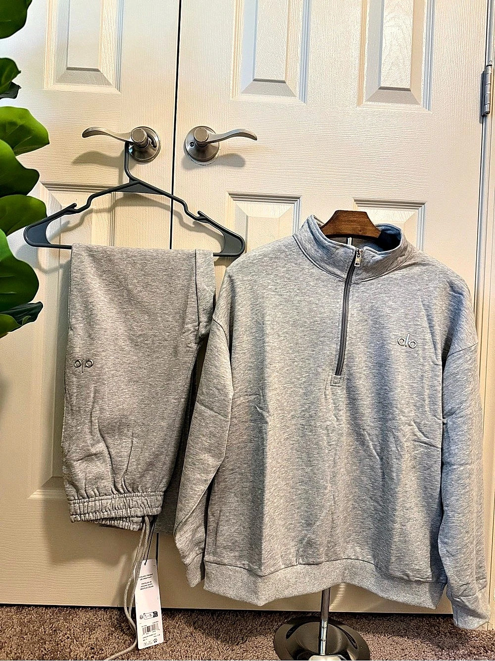 Alo Yoga Accolade 1/4 Zip Pullover and Accolade Straight Leg Sweatpant Set Gray